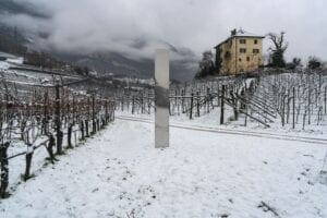 Un Monolite Appare tra le Vigne dell'Alto Adige