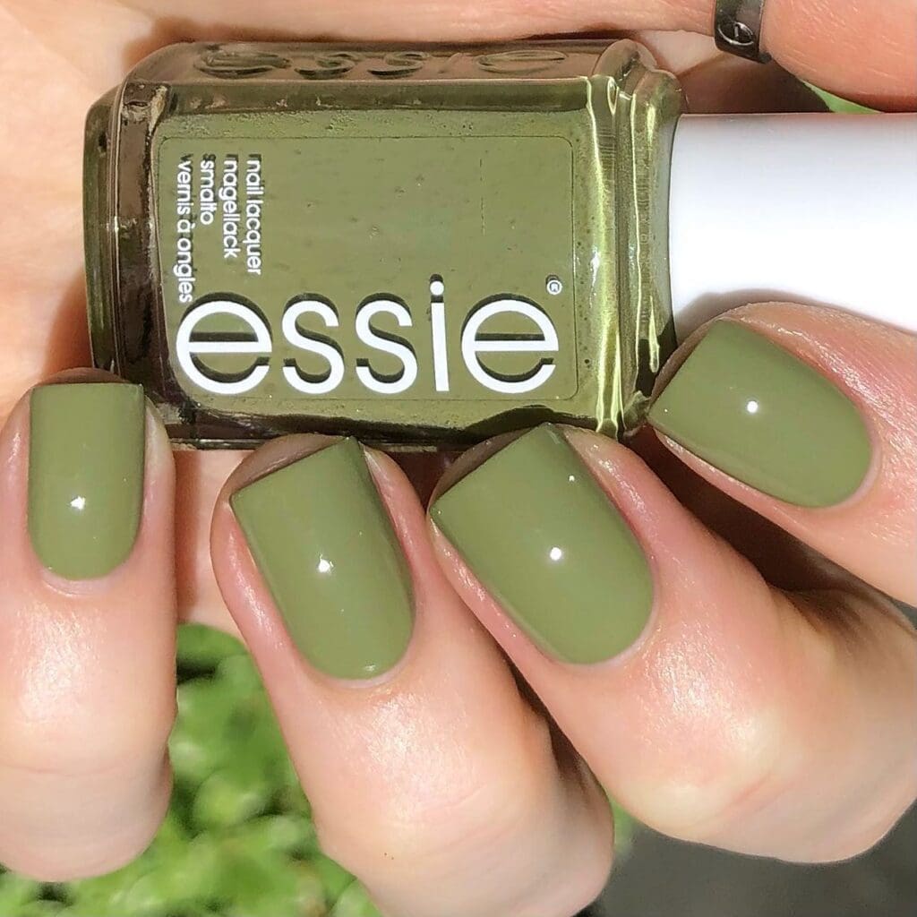 Unghie verde oliva by Essie