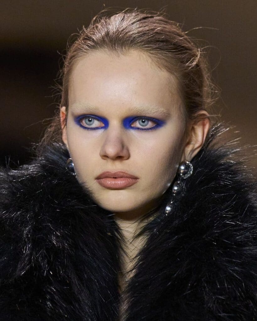 Sfilata Yves Saint Laurent Autunno Inverno 2022 2023- eyeliner blu cobalto