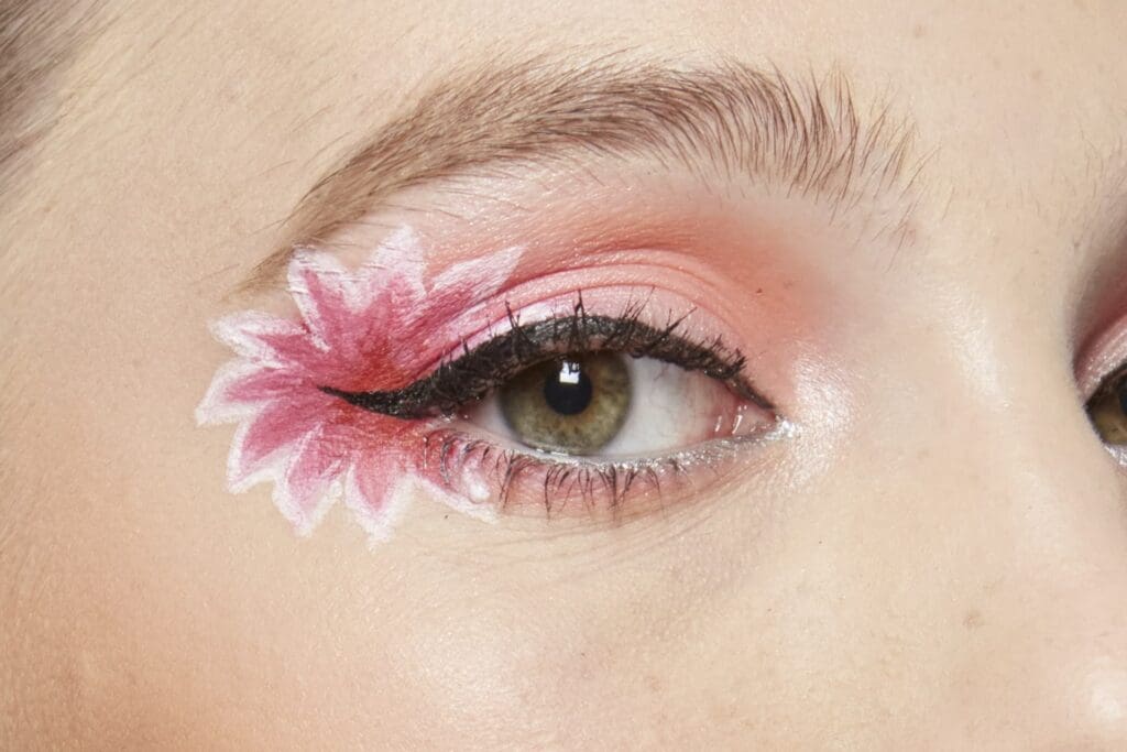 Trucco occhi con fiori rosa 