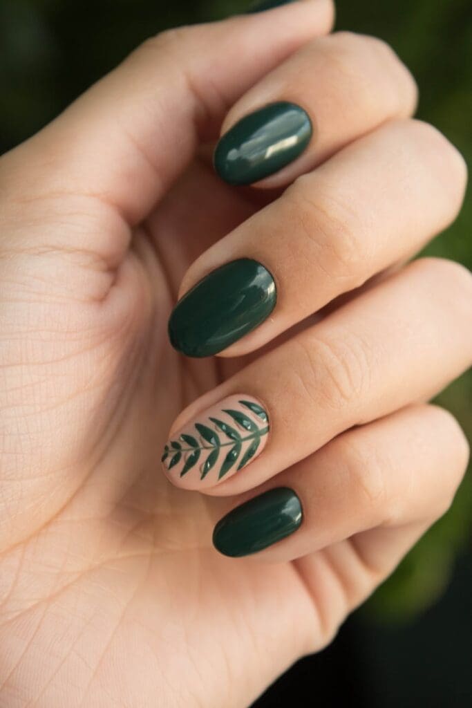 Modello unghie autunnali verdi con accent nails 