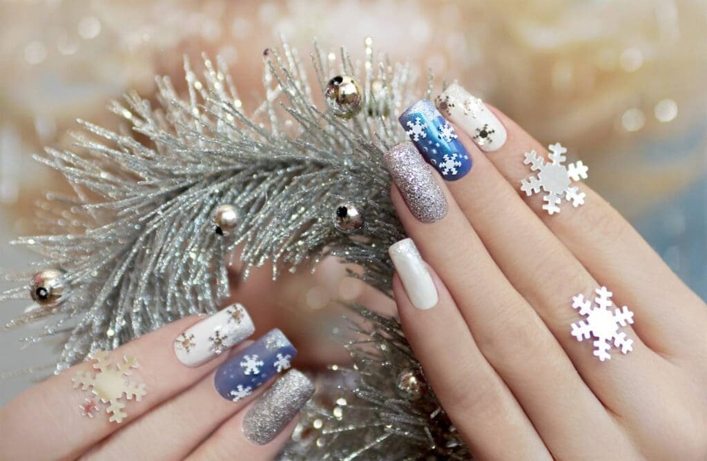 nail art bianco, azzurro, argento con fiocco di neve