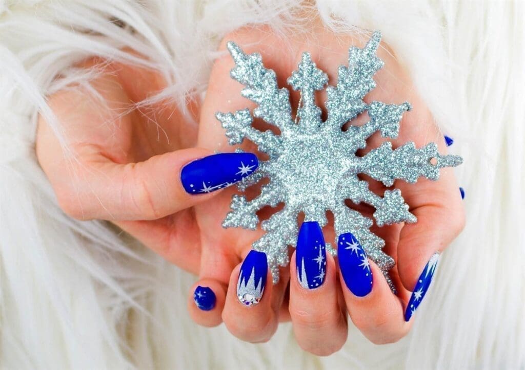 unghie blu e argento con fiocco di neve natale