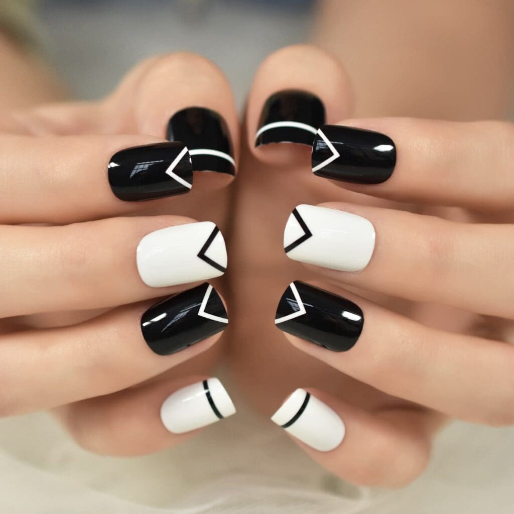 unghie geometriche bianche e nere