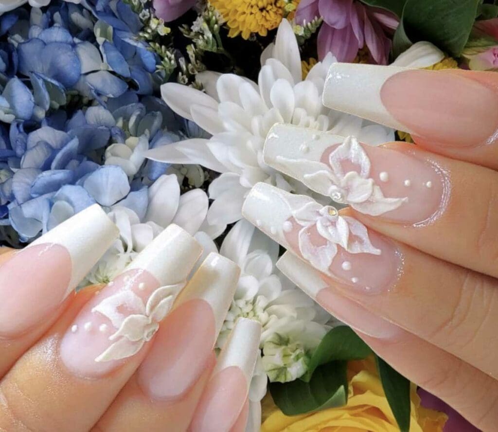 French manicure con nail art floreale