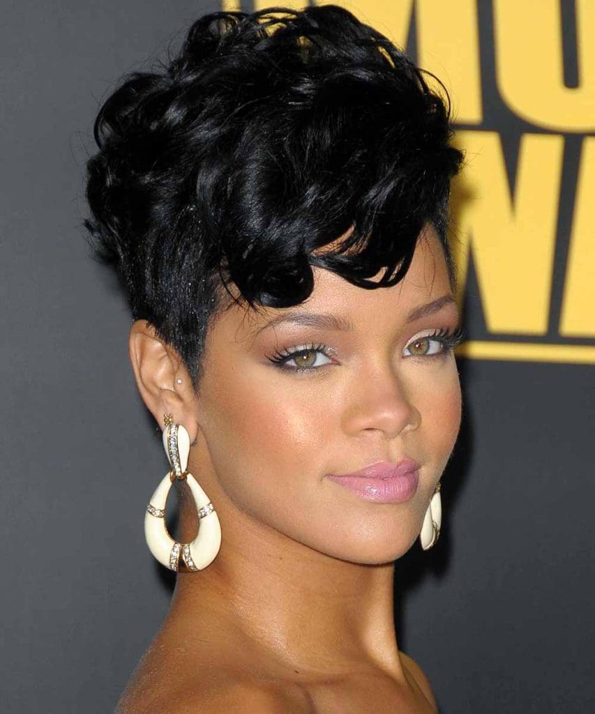 Rihanna capelli corti