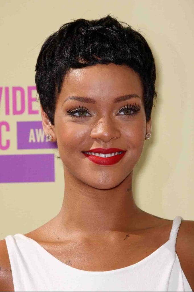 Rihanna capelli cortissimi