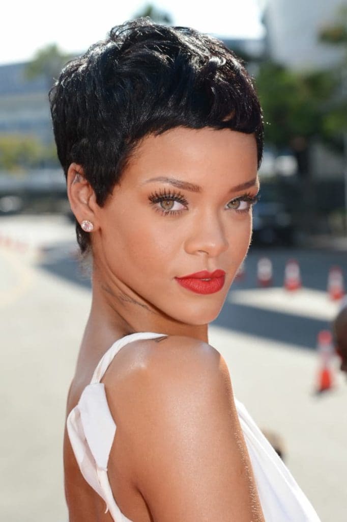 Rihanna taglio capelli corti
