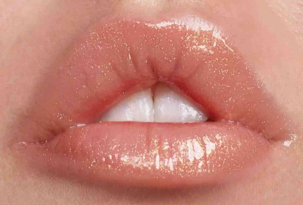 Trucco labbra con lipgloss Lime Crime