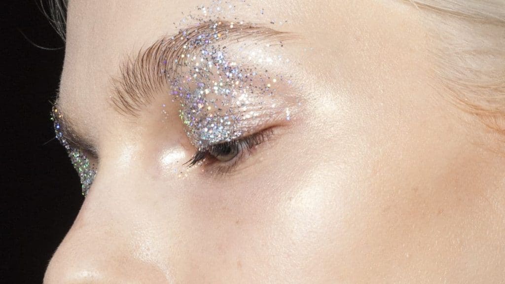 makeup occhi argento glitter