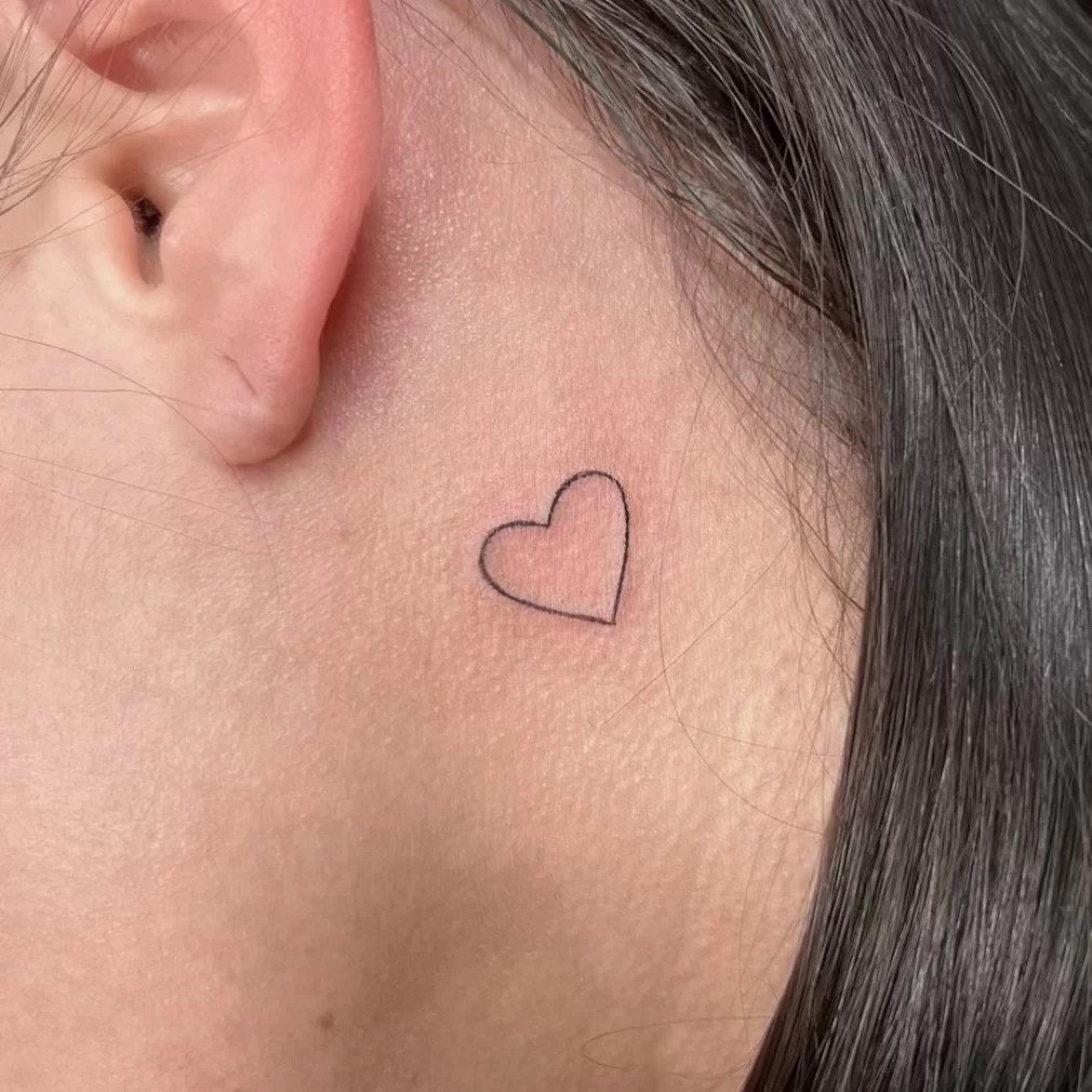 tatuaggio cuore minimal