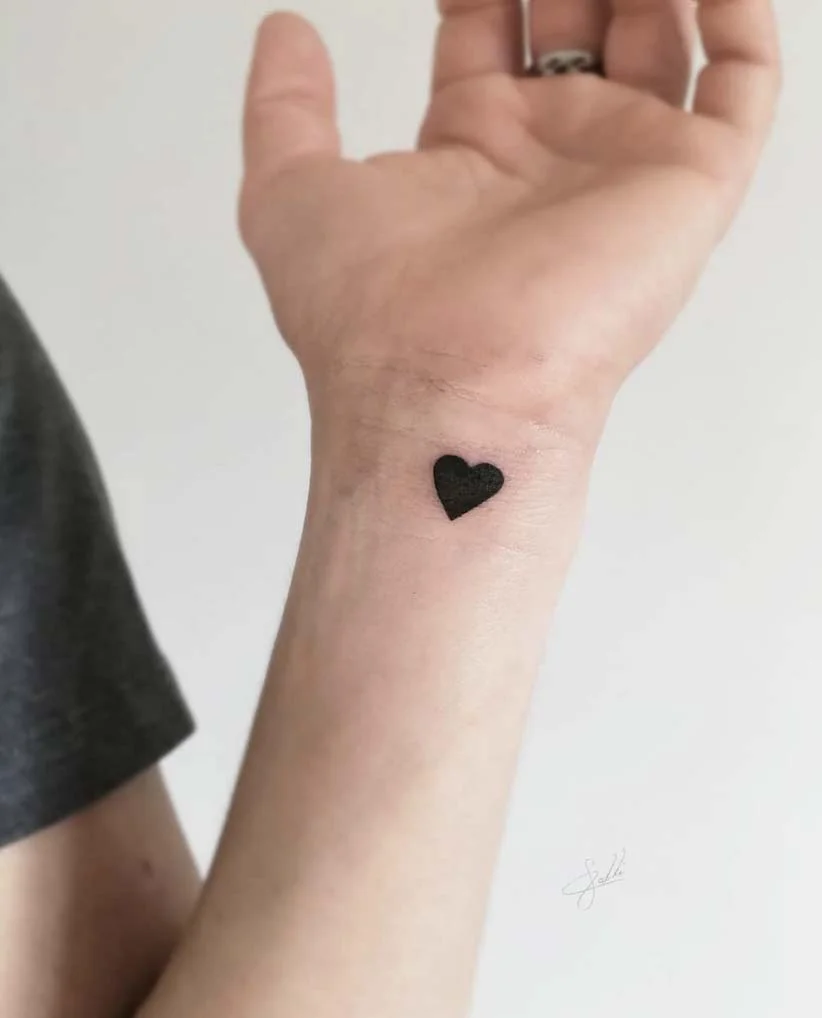 Tatuaggio polso cuore