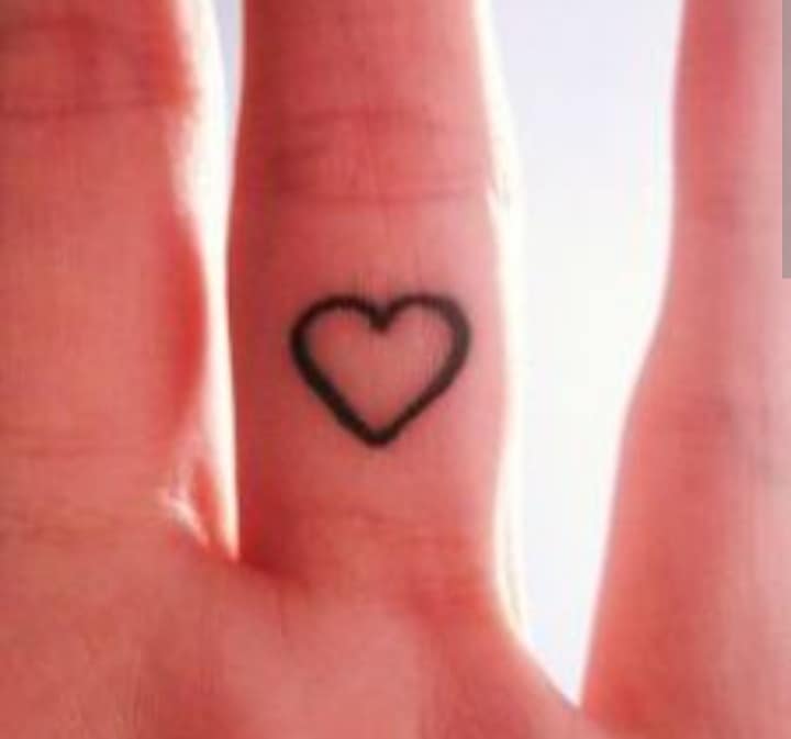 tatuaggio cuore dita