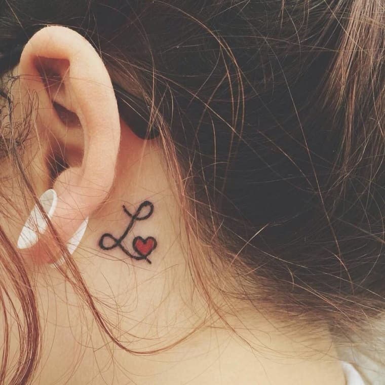 tatuaggio orecchio cuore