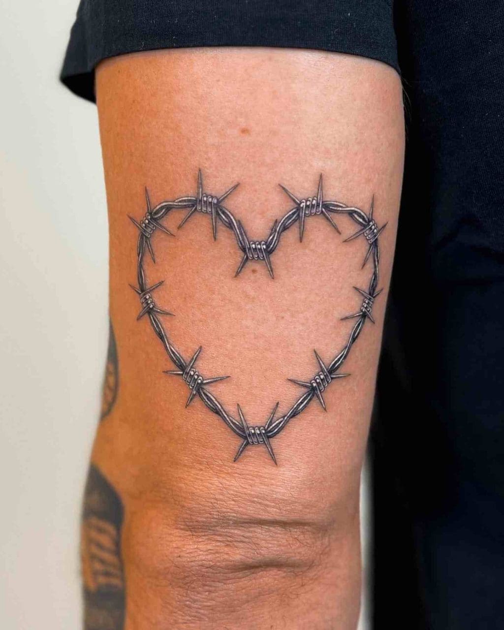 Tatuaggio cuore filo spinato