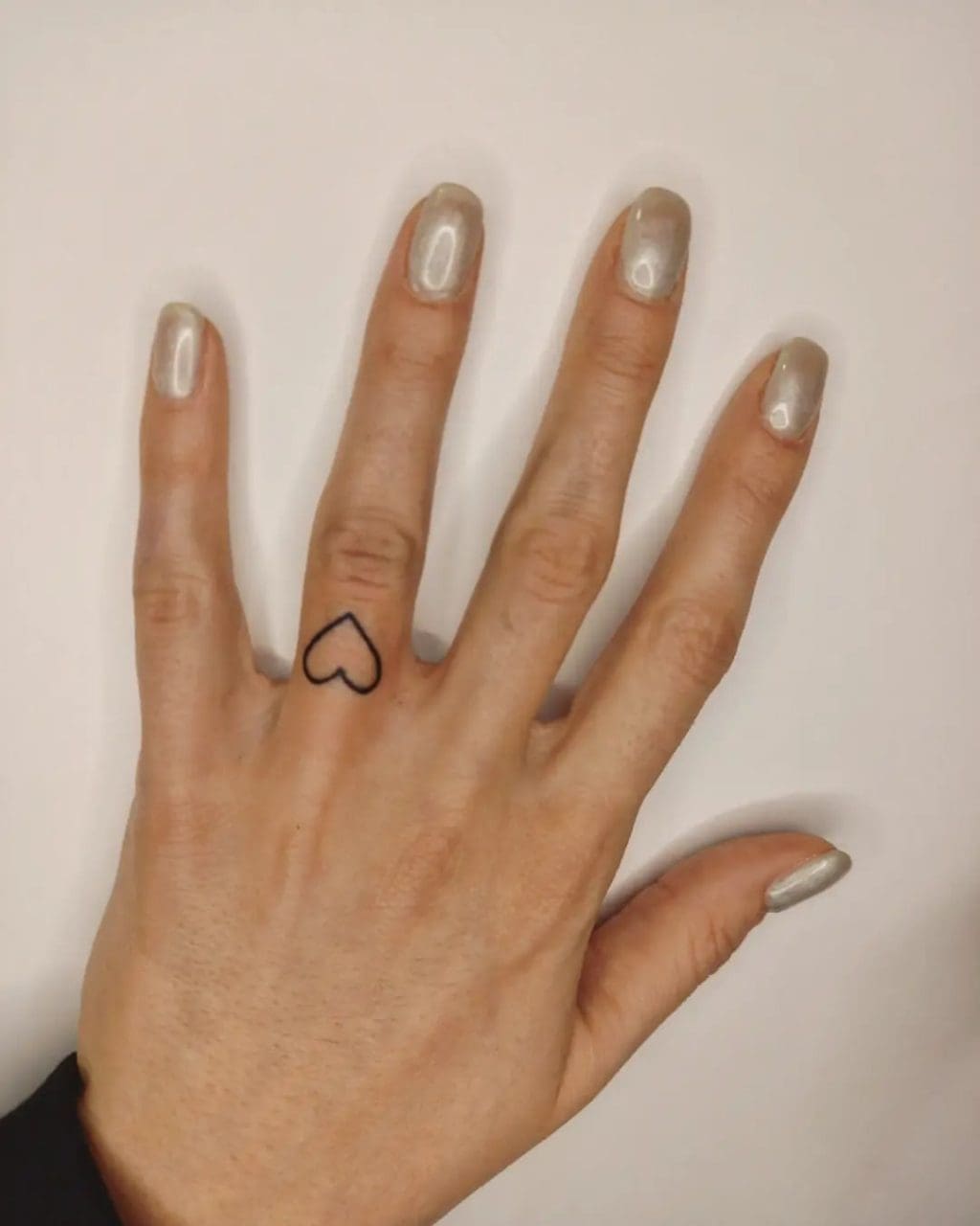 Cuore sul dito tattoo