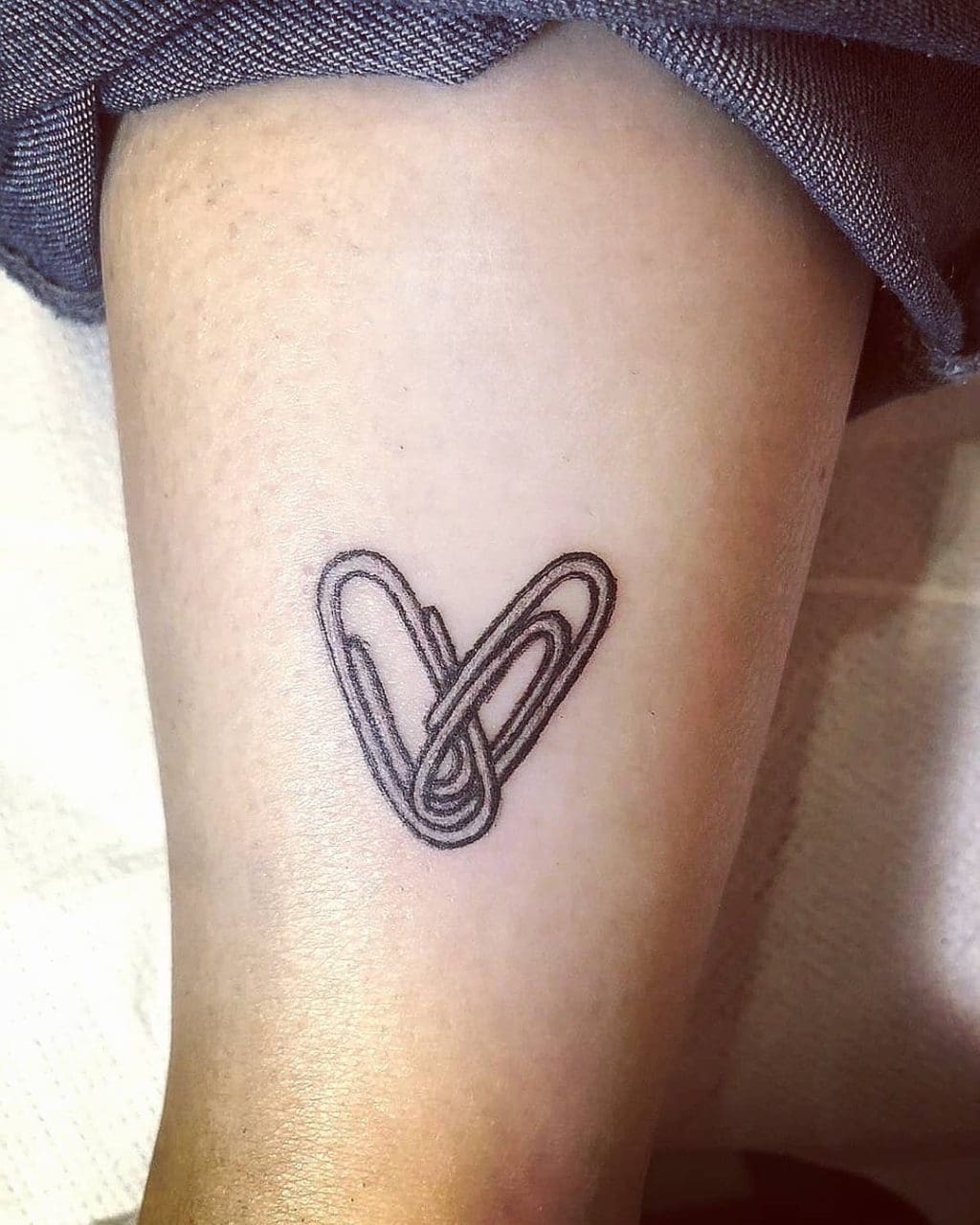 Tatuaggio cuore con graffette