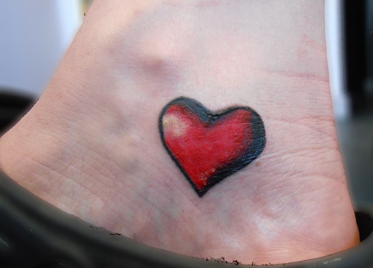 Tatuaggio cuore caviglia