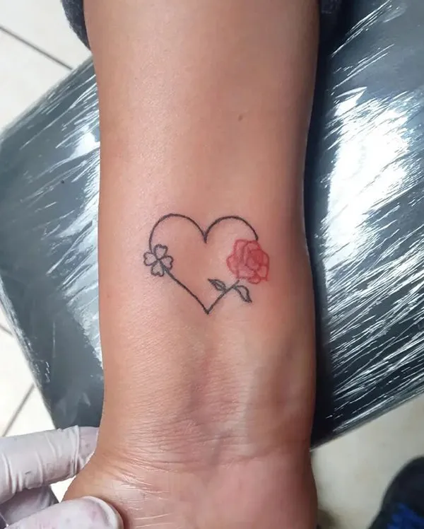 Tatuaggio cuore con fiori