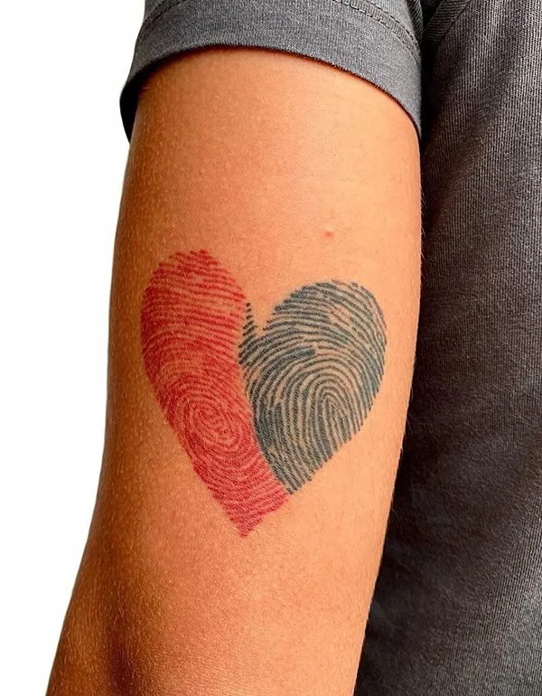 Tatuaggio cuore con impronte digitali