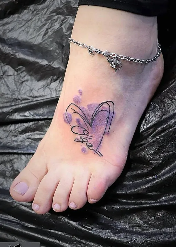 Tatuaggio cuore piede