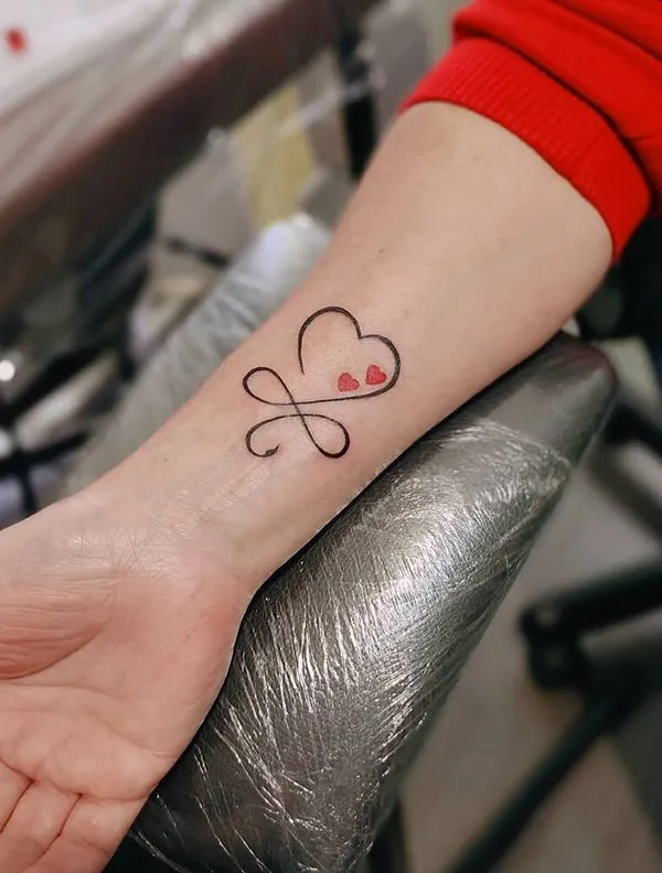 tatuaggio cuore rosso