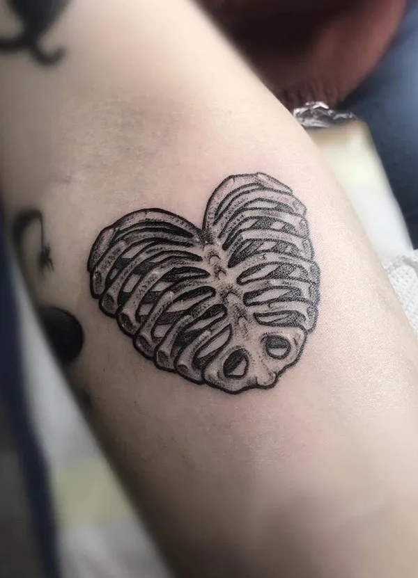 tatuaggio cuore di ossa
