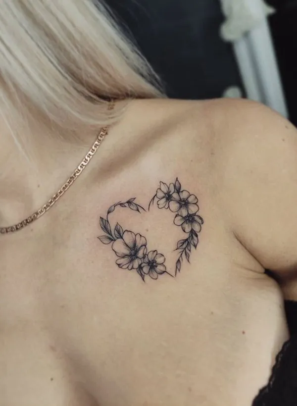 tatuaggio cuore delicato fiori