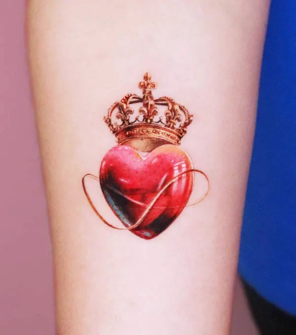 Tatuaggio cuore con la corona