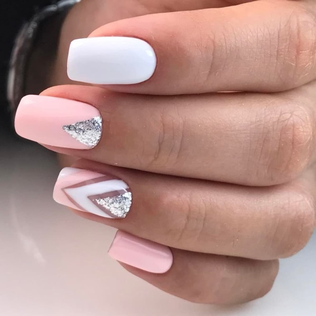 unghie rosa pastello e bianche