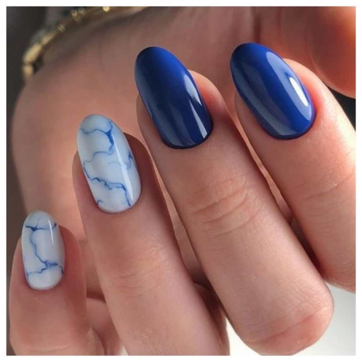 Marmo blu sulle unghie