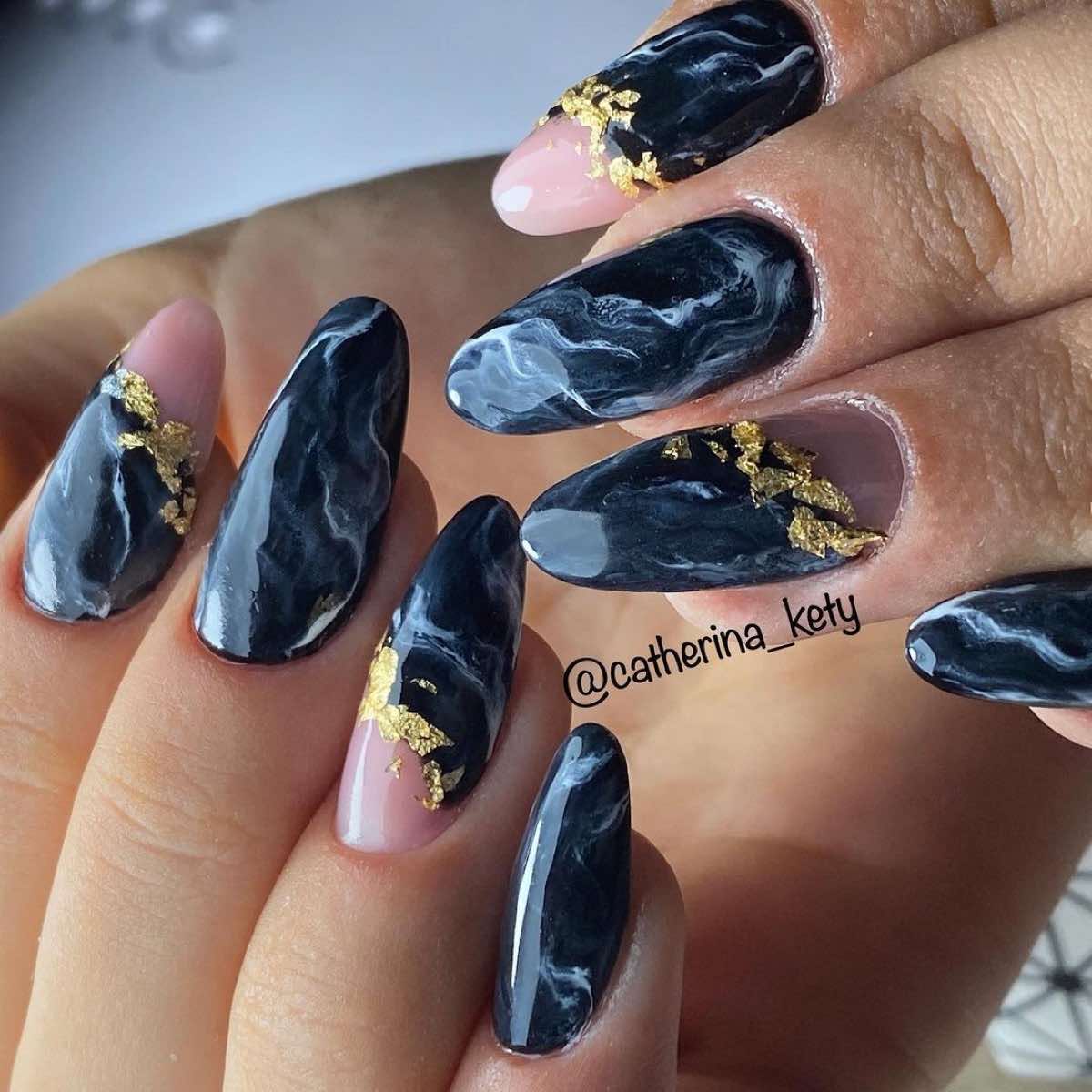 unghie marmo nere con foil dorato