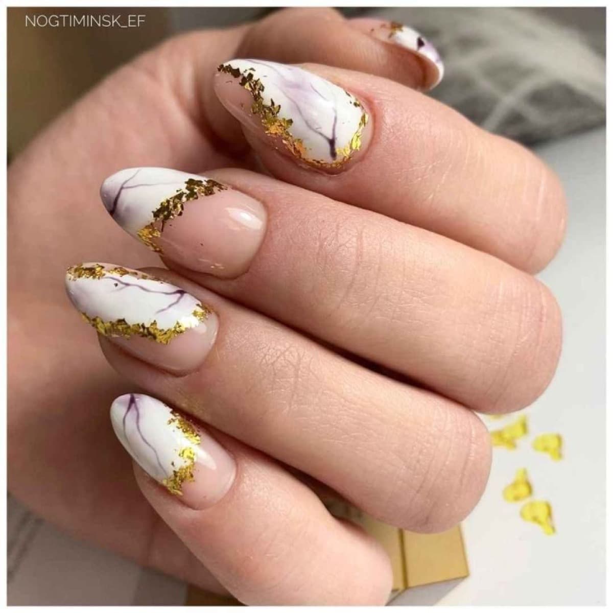 unghie effetto marmo bianco oro e rosa