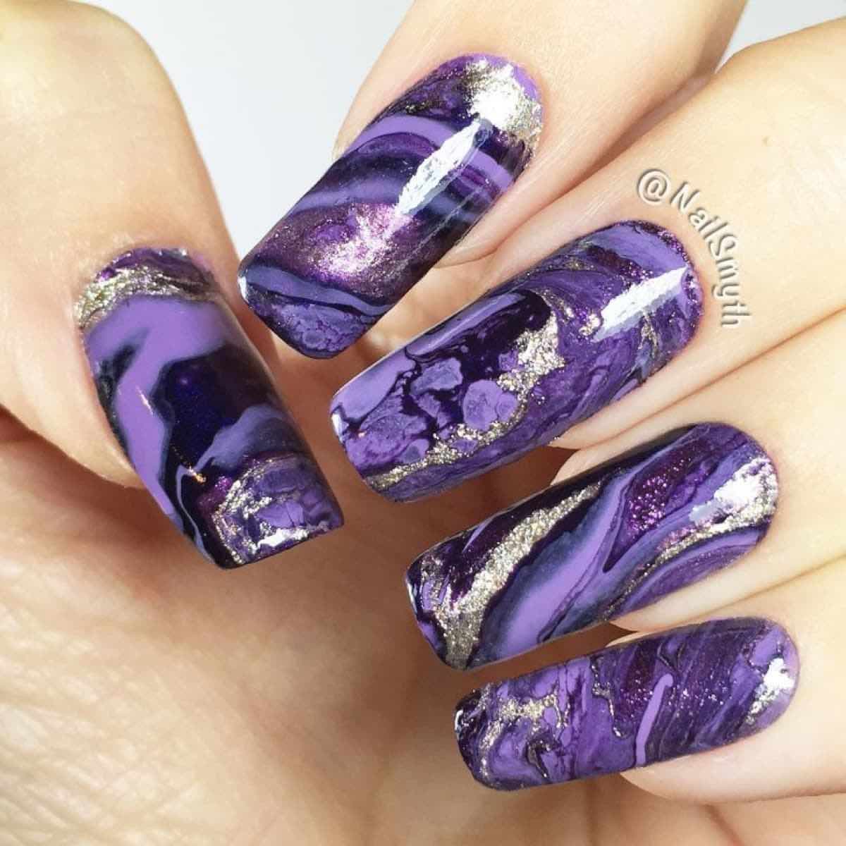 Unghie effetto marmo viola
