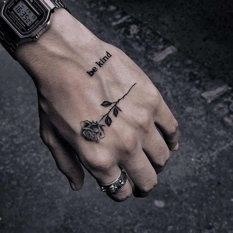 Tatuaggio piccolo uomo mano
