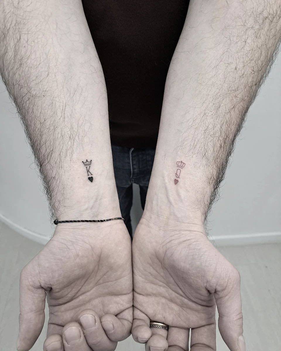 Tatuaggio di coppia ai polsi