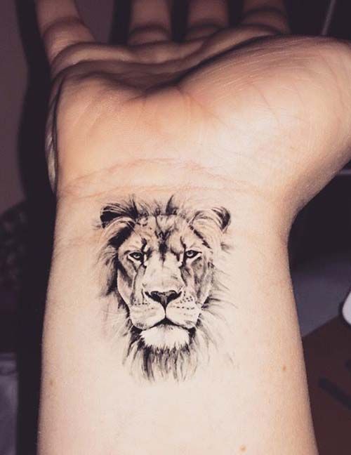 tatuaggio uomo leone
