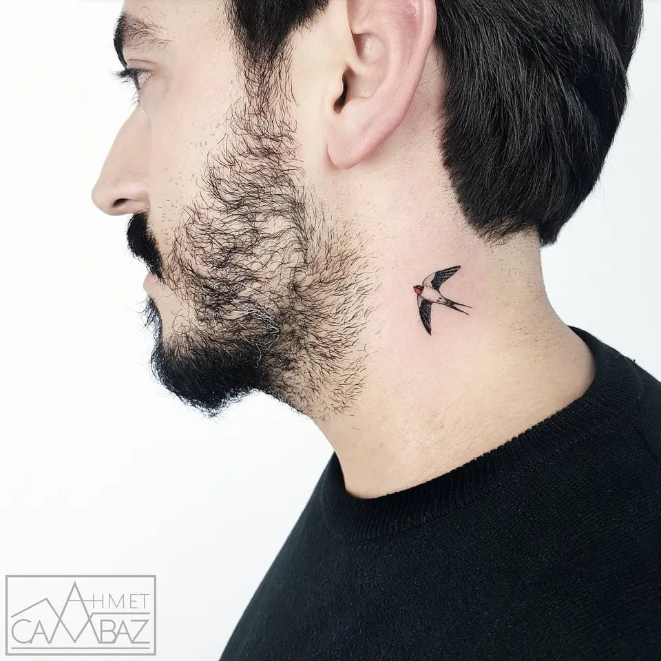 tatuaggio uomo piccolo collo
