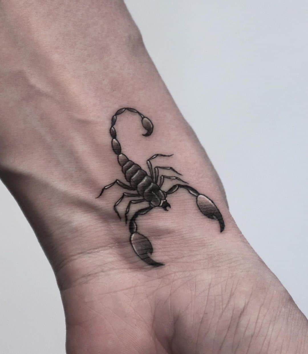 Tatuaggio uomo scorpione