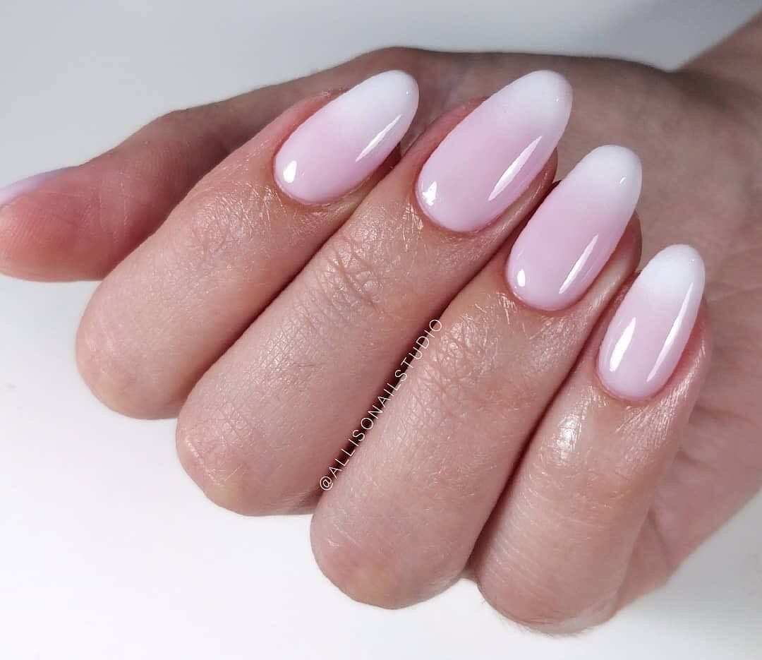 Trend unghie bianco e rosa sfumate
