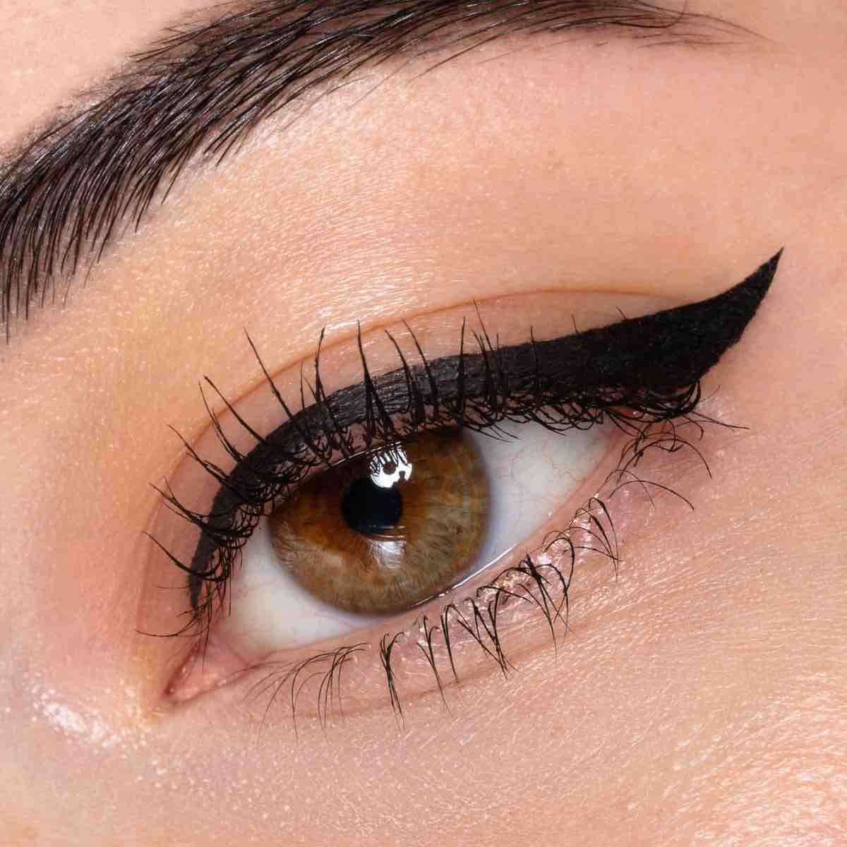 Make up occhi con eyeliner nero Neve Cosmetics