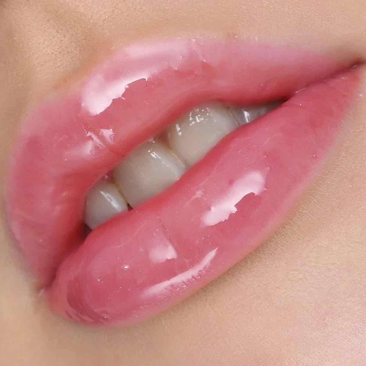 Labbra rosa glossate